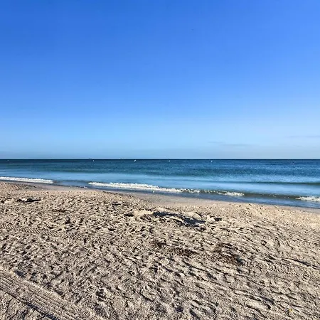 Bright Gulf Coast Escape - 8 Mi To Johns Pass! Apartment